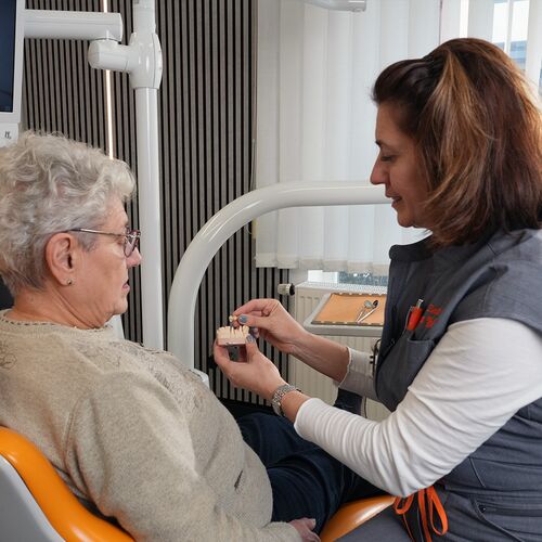 Patientin mit Zahnärztin
